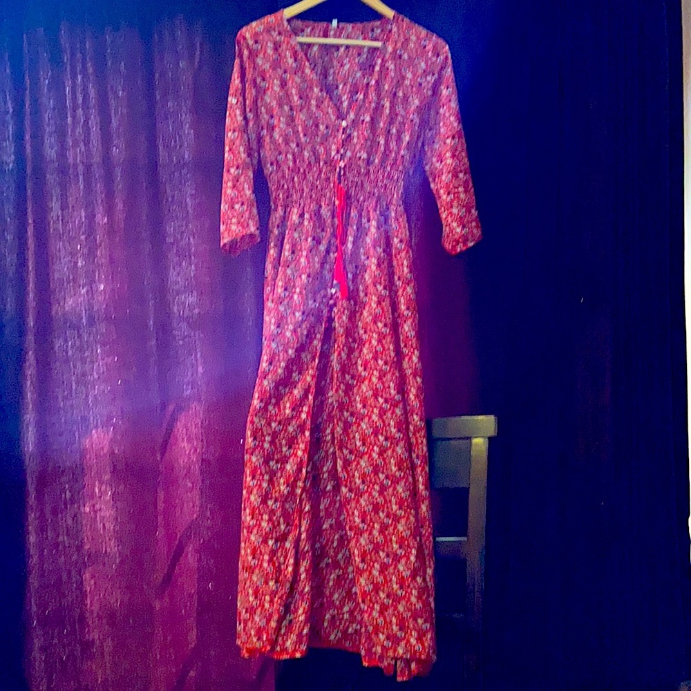 Red floral chiffon dress size M. New w/o tags.